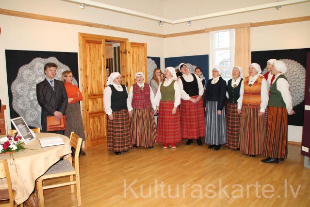 Ludzas novadpētniecības muzejā Igauņa Riho Tomra adīto mežģīņu izstāde «No diega līdz mākslai» Folkloras kopa "Isnauda"